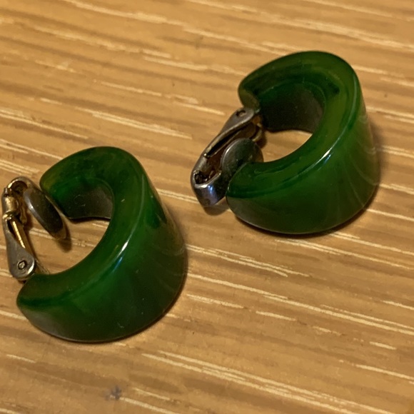 50’s VINTAGE GREEN BAKELITE  HOOP CLIP ON EARRINGS - Picture 10 of 11